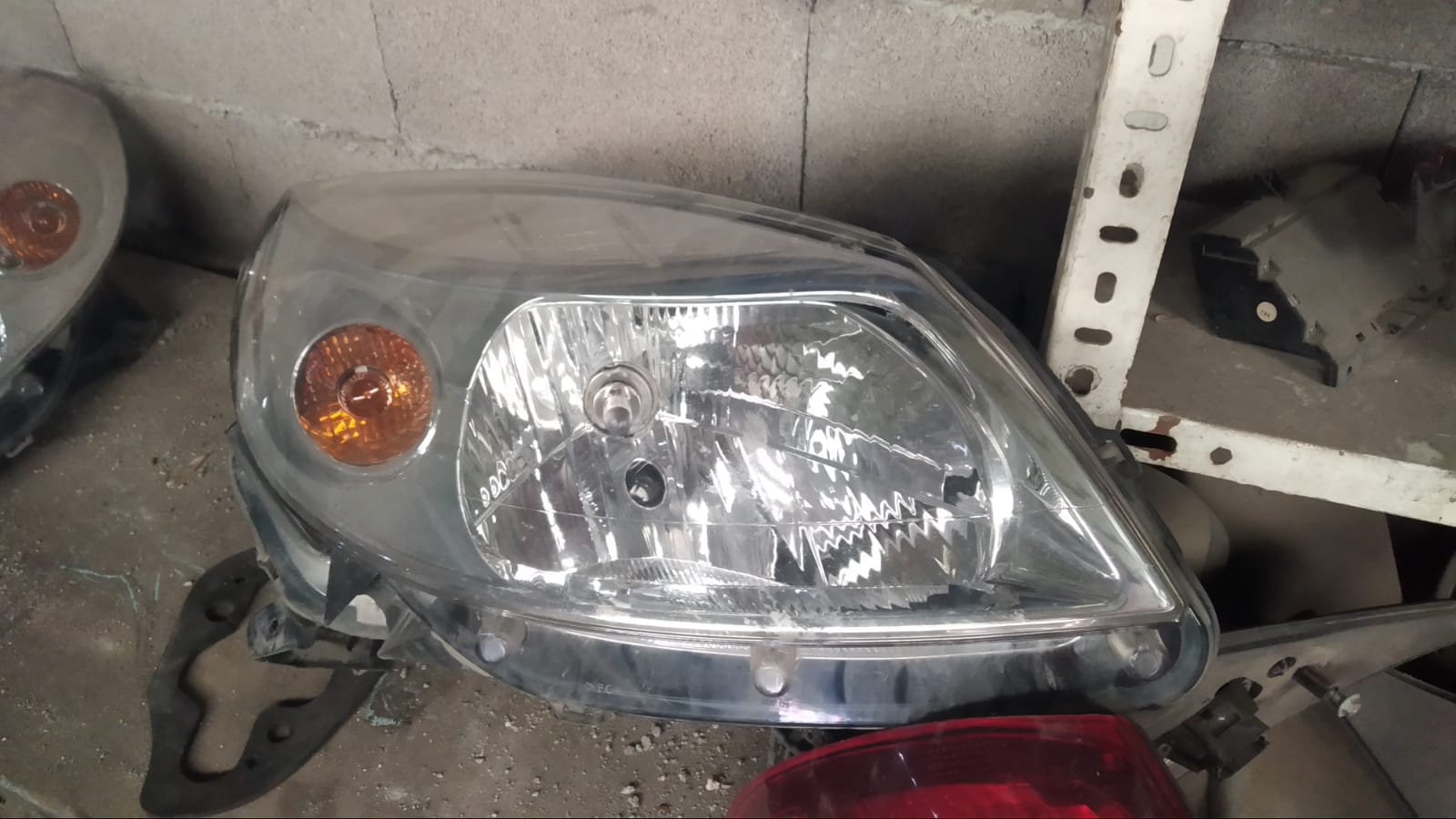 Duster çıkma yedek parça_DACİA SANDERO STEPWAY SAĞ FAR.jpeg